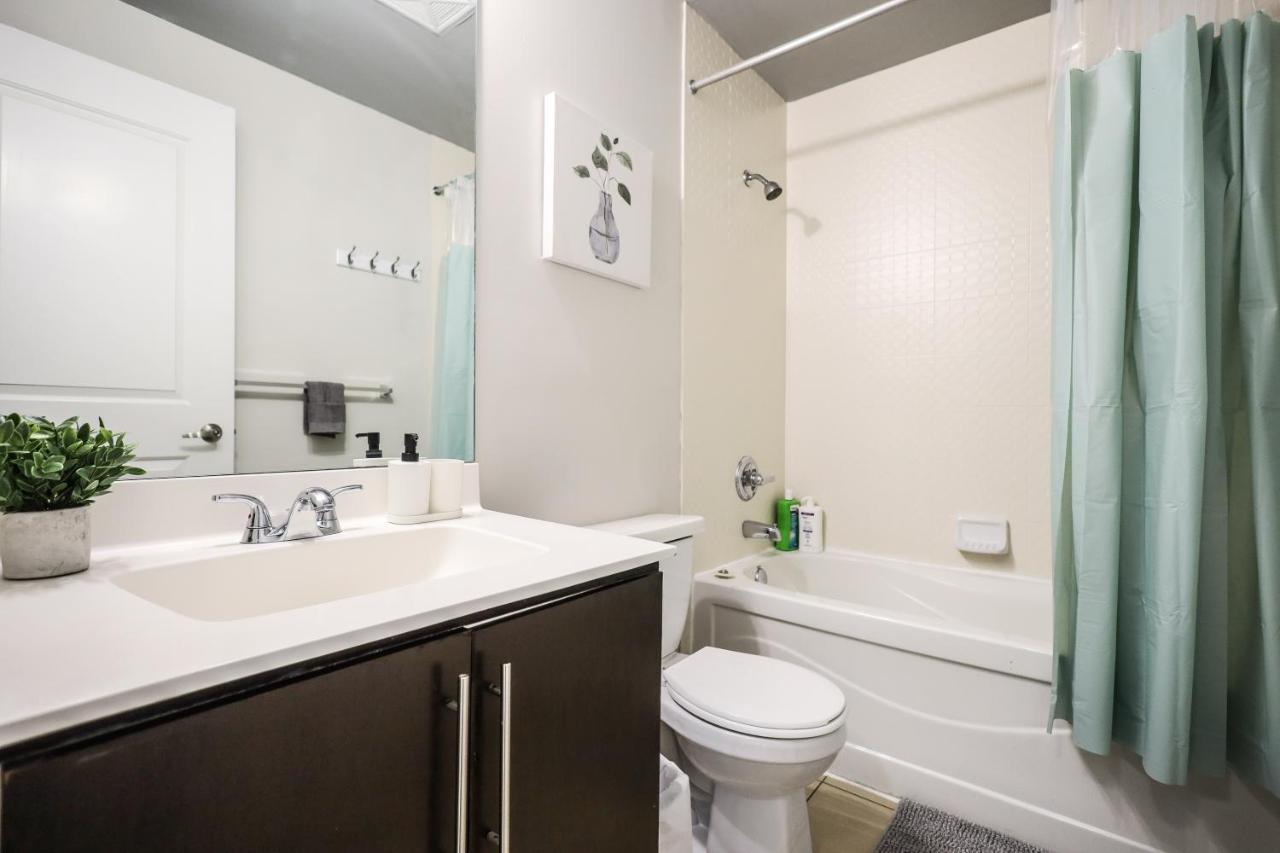 Luxury Apartments In Миссиссага Экстерьер фото